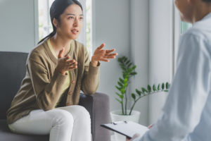 Woman in a session with a health psychologist.